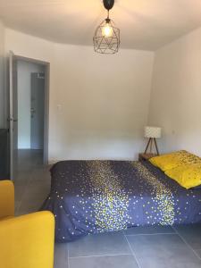 Ένα ή περισσότερα κρεβάτια σε δωμάτιο στο La Maisonnette +8 φωτογραφίες