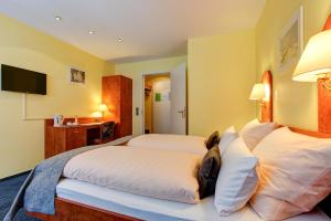 Ένα ή περισσότερα κρεβάτια σε δωμάτιο στο Hotel Elbinsel free parking