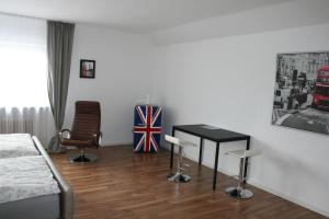 - une chambre avec un lit, un bureau et des chaises dans l'établissement Pension am Kurpark, à Waldbronn