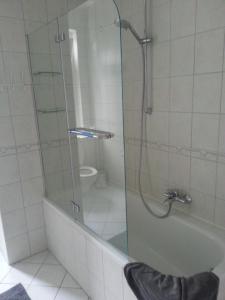ein Bad mit einer Dusche, einer Badewanne und einem WC in der Unterkunft Haus MeerZeit in Cuxhaven