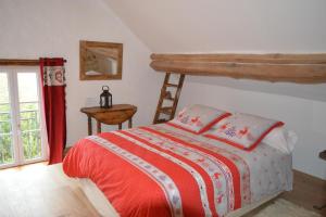 Rúm í herbergi á gîte du Clos Sébastien +10 myndir
