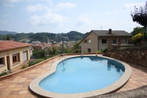 - une grande piscine au milieu d'une maison dans l'établissement Torre Can Ripoll, à Sant Hilari Sacalm