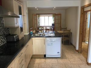 Kuhinja oz. manjša kuhinja v nastanitvi Four-Bedroom House - Stratherrick Free Parking