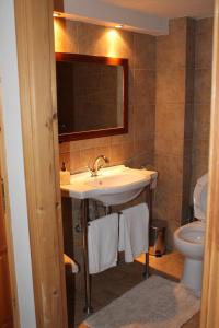 ein Bad mit einem Waschbecken und einem WC in der Unterkunft Guesthouse Karahalios in Polydrosos