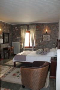 um quarto com uma cama grande num quarto em Guesthouse Karahalios em Polydrossos