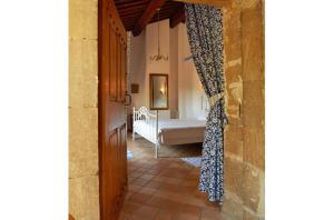 - une salle de bains avec baignoire et un lit dans une chambre dans l'établissement Bastide le Luget, à Vénéjan