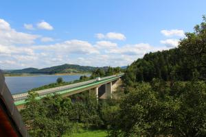 uma ponte sobre um rio com carros sobre ele em Nad Zalewem em Jaszczurowa