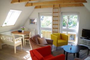 a living room with two chairs and a table at Rüthlis Hüs in Klanxbüll