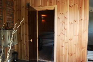 Holzzimmer mit einer Tür, die zu einer Treppe führt in der Unterkunft Dzika Chata in Nowy Barkoczyn