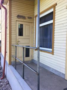 una porta d'ingresso di una casa con un palo davanti di Kähri Home Accomodation a Valga