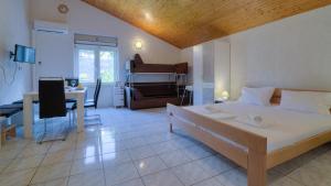 Posteľ alebo postele v izbe v ubytovaní Senj Apartment