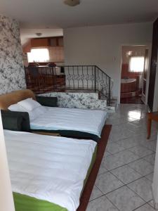 Postel nebo postele na pokoji v ubytování Rózsa apartman + 5 fotografií