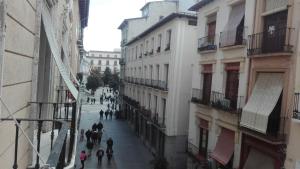 グラナダにあるD&Heart and Soul of Granadaの建物間を歩く人々