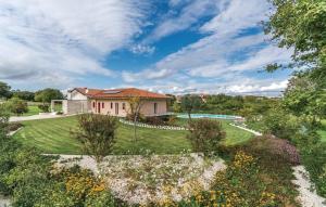 eine Luftansicht eines Hauses mit Garten in der Unterkunft Villa Giò in Pula