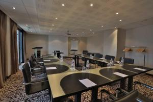 a row of tables and chairs in a conference room at Le Colisée Nantes St Herblain in Saint-Herblain