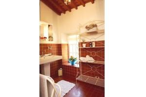 La salle de bains est pourvue d'un lavabo et de toilettes. dans l'établissement Bastide le Luget, à Vénéjan