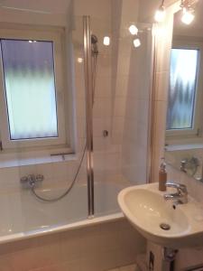 ein Badezimmer mit Dusche und Waschbecken in der Unterkunft Haus MeerZeit in Cuxhaven