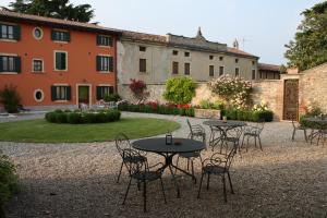 a courtyard with tables and chairs and a building at Antica Corte la Valle in Sona