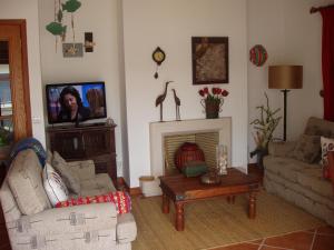 uma sala de estar com dois sofás e uma televisão em Terraço da Baía em São Martinho do Porto