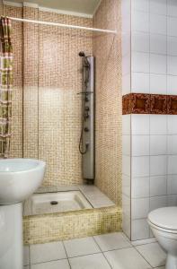 W łazience znajduje się prysznic, umywalka i toaleta. w obiekcie Guest House on Sadovaya w mieście Ałma-Ata