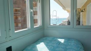 フエンヒロラにあるTuHome Don Juanの窓2つが備わるドミトリールームのベッド1台分です。