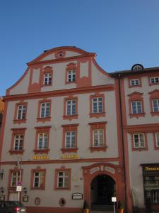 ein großes Gebäude mit einem roten und weißen in der Unterkunft Hotel Adler in Eichstätt