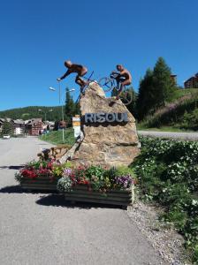a statue of two men on bikes on a rock at T2 RESIDENCE ANTARES 4* pieds des pistes in Risoul
