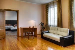 - un salon avec un canapé et une table dans l'établissement Guest House on Sadovaya, à Almaty
