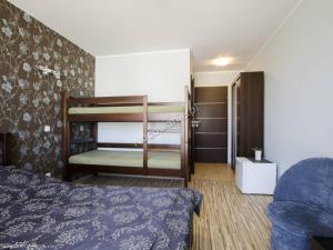 ブワディスワボボにあるDom Wczasowy Gracjaのベッドルーム1室(ベッド1台、二段ベッド1組付)