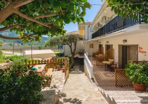 a view of the courtyard of a house at Villa Regina in Keri