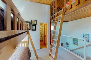 een slaapkamer met 2 stapelbedden en een ladder bij Snowbird Condo #170-D in Girdwood