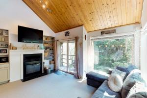 TV a/nebo společenská místnost v ubytování Snowbird Condo #170-D