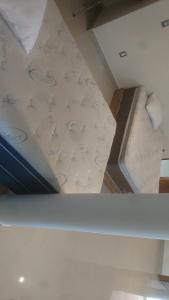 a bed in a room with a ceiling at Casa Zen in Pachuca de Soto
