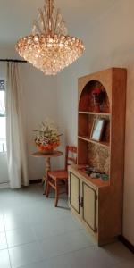 een kroonluchter in een kamer met een tafel en een stoel bij AL Visconde in Ponta Delgada
