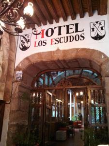 un panneau los equosias à l'avant d'un bâtiment dans l'établissement Hotel Los Escudos, à Pátzcuaro