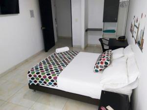 Ένα ή περισσότερα κρεβάτια σε δωμάτιο στο Hotel Cosmos Sincelejo