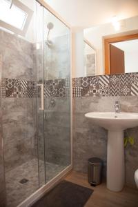 un bagno con doccia e lavandino di Civico24 a Scicli