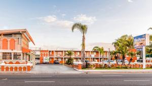 una calle de la ciudad con una palmera y un edificio en Aqua Venture Inn, en Long Beach