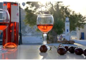 ein Glas Wein und einige Trauben auf dem Tisch in der Unterkunft SeaScape Mandrakia in Mandrakia + 6 Fotos
