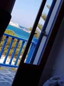 Cette chambre dispose d'une fenêtre offrant une vue sur l'océan. dans l'établissement Ragoussis House, à Logaras