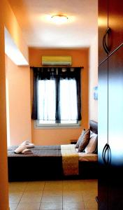 A bed or beds in a room at Arianna Studios 7