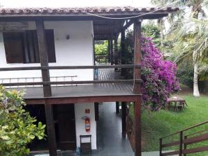 un porche de una casa con terraza de madera en Pousada Conde do Mar, en Ilhabela