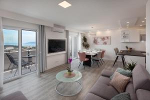 un soggiorno con divano e tavolo di Apartments Bella Figura a Makarska