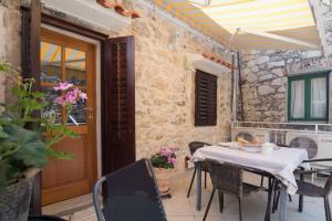 Patio nebo venkovní prostory v ubytování Apartments Lufra Skradin