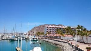 un puerto deportivo con barcos en el agua y un edificio en The Marine Waterfront Hotel, en La Paz