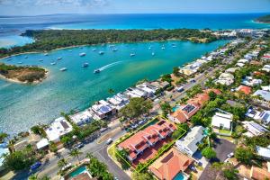 una vista aérea de un puerto con barcos en el agua en Noosa Parade Holiday Inn, en Noosa Heads