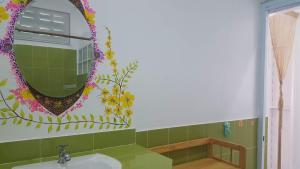 une salle de bains avec un lavabo et un miroir dans l'établissement Peace home kpg, à Baan Khai 73 autres photos