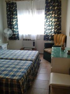 アルマカオ・デ・ペラにあるAlgarveのベッドとソファ付きのホテルルーム