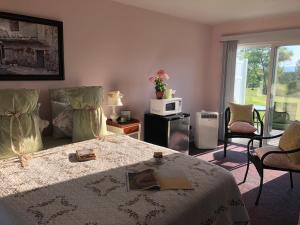 um quarto com uma cama com um livro em Savannah House Wine Country Inn & Cottages em Himrod