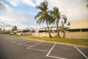 een lege parkeerplaats voor een gebouw bij Hampton Villa Motel in Rockhampton